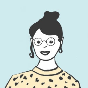 Carina möchte Anonym bleiben, hier eine Vectorgrafik einer Frau mit Brille und Dut. Lächelnd. Ein Leo T-shirt in gelb und einem hellblauen Hintergrund.