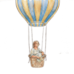Eine Frau, die in einem Heißluftballon sitzt. Der Heißluftballon ist gelb blau gestreift. Die Frau strahlt und hat eine Karte in der Hand